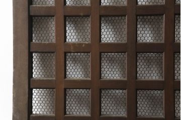 アンティーク建具　総欅(ケヤキ)材　重厚感のある佇まいが魅力のマス目(升目)格子蔵戸1枚(きつね格子、狐格子、玄関戸、格子戸、引き戸)(R-066224)