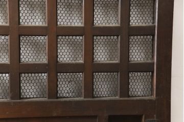 アンティーク建具　総欅(ケヤキ)材　重厚感のある佇まいが魅力のマス目(升目)格子蔵戸1枚(きつね格子、狐格子、玄関戸、格子戸、引き戸)(R-066224)