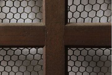 アンティーク建具　総欅(ケヤキ)材　重厚感のある佇まいが魅力のマス目(升目)格子蔵戸1枚(きつね格子、狐格子、玄関戸、格子戸、引き戸)(R-066224)
