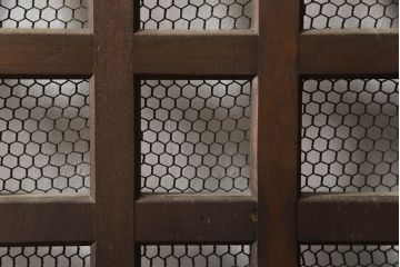 アンティーク建具　総欅(ケヤキ)材　重厚感のある佇まいが魅力のマス目(升目)格子蔵戸1枚(きつね格子、狐格子、玄関戸、格子戸、引き戸)(R-066224)