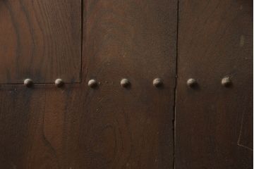 アンティーク建具　総欅(ケヤキ)材　重厚感のある佇まいが魅力のマス目(升目)格子蔵戸1枚(きつね格子、狐格子、玄関戸、格子戸、引き戸)(R-066224)