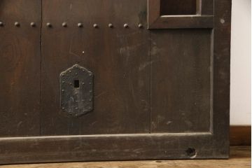 アンティーク建具　総欅(ケヤキ)材　重厚感のある佇まいが魅力のマス目(升目)格子蔵戸1枚(きつね格子、狐格子、玄関戸、格子戸、引き戸)(R-066224)