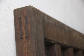アンティーク建具　総欅(ケヤキ)材　重厚感のある佇まいが魅力のマス目(升目)格子蔵戸1枚(きつね格子、狐格子、玄関戸、格子戸、引き戸)(R-066224)