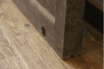 アンティーク建具　総欅(ケヤキ)材　重厚感のある佇まいが魅力のマス目(升目)格子蔵戸1枚(きつね格子、狐格子、玄関戸、格子戸、引き戸)(R-066224)