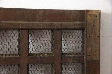 アンティーク建具　総欅(ケヤキ)材　重厚感のある佇まいが魅力のマス目(升目)格子蔵戸1枚(きつね格子、狐格子、玄関戸、格子戸、引き戸)(R-066224)