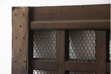 アンティーク建具　総欅(ケヤキ)材　重厚感のある佇まいが魅力のマス目(升目)格子蔵戸1枚(きつね格子、狐格子、玄関戸、格子戸、引き戸)(R-066224)