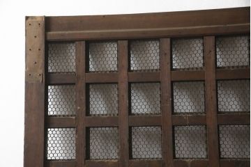 アンティーク建具　総欅(ケヤキ)材　重厚感のある佇まいが魅力のマス目(升目)格子蔵戸1枚(きつね格子、狐格子、玄関戸、格子戸、引き戸)(R-066224)