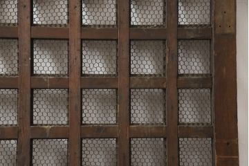 アンティーク建具　総欅(ケヤキ)材　重厚感のある佇まいが魅力のマス目(升目)格子蔵戸1枚(きつね格子、狐格子、玄関戸、格子戸、引き戸)(R-066224)