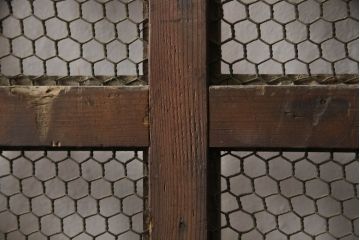アンティーク建具　総欅(ケヤキ)材　重厚感のある佇まいが魅力のマス目(升目)格子蔵戸1枚(きつね格子、狐格子、玄関戸、格子戸、引き戸)(R-066224)