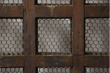 アンティーク建具　総欅(ケヤキ)材　重厚感のある佇まいが魅力のマス目(升目)格子蔵戸1枚(きつね格子、狐格子、玄関戸、格子戸、引き戸)(R-066224)
