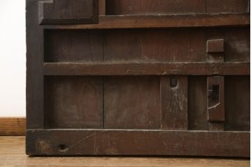 アンティーク建具　総欅(ケヤキ)材　重厚感のある佇まいが魅力のマス目(升目)格子蔵戸1枚(きつね格子、狐格子、玄関戸、格子戸、引き戸)(R-066224)