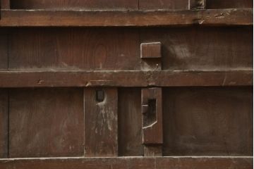アンティーク建具　総欅(ケヤキ)材　重厚感のある佇まいが魅力のマス目(升目)格子蔵戸1枚(きつね格子、狐格子、玄関戸、格子戸、引き戸)(R-066224)