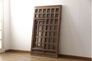 アンティーク建具　ヒノキ(檜)材　時を経た風合いが魅力的な升目(マス目)格子のくぐり戸1枚(きつね格子、狐格子、蔵戸、玄関戸、ガラス戸、引き戸)(R-066225)