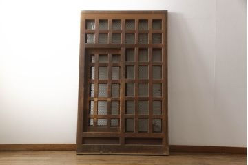 アンティーク建具　ヒノキ(檜)材　時を経た風合いが魅力的な升目(マス目)格子のくぐり戸1枚(きつね格子、狐格子、蔵戸、玄関戸、ガラス戸、引き戸)(R-066225)