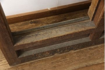 アンティーク建具　ヒノキ(檜)材　時を経た風合いが魅力的な升目(マス目)格子のくぐり戸1枚(きつね格子、狐格子、蔵戸、玄関戸、ガラス戸、引き戸)(R-066225)