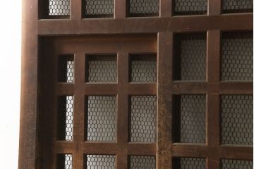 アンティーク建具　ヒノキ(檜)材　時を経た風合いが魅力的な升目(マス目)格子のくぐり戸1枚(きつね格子、狐格子、蔵戸、玄関戸、ガラス戸、引き戸)(R-066225)