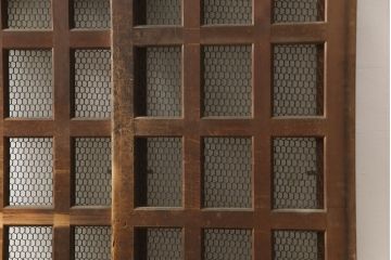 アンティーク建具　ヒノキ(檜)材　時を経た風合いが魅力的な升目(マス目)格子のくぐり戸1枚(きつね格子、狐格子、蔵戸、玄関戸、ガラス戸、引き戸)(R-066225)