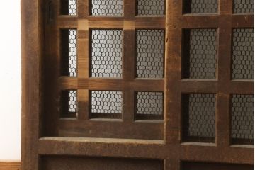 アンティーク建具　ヒノキ(檜)材　時を経た風合いが魅力的な升目(マス目)格子のくぐり戸1枚(きつね格子、狐格子、蔵戸、玄関戸、ガラス戸、引き戸)(R-066225)