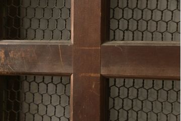 アンティーク建具　ヒノキ(檜)材　時を経た風合いが魅力的な升目(マス目)格子のくぐり戸1枚(きつね格子、狐格子、蔵戸、玄関戸、ガラス戸、引き戸)(R-066225)