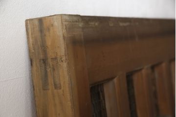 アンティーク建具　ヒノキ(檜)材　時を経た風合いが魅力的な升目(マス目)格子のくぐり戸1枚(きつね格子、狐格子、蔵戸、玄関戸、ガラス戸、引き戸)(R-066225)