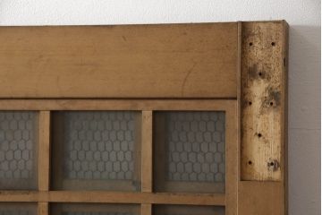 アンティーク建具　ヒノキ(檜)材　時を経た風合いが魅力的な升目(マス目)格子のくぐり戸1枚(きつね格子、狐格子、蔵戸、玄関戸、ガラス戸、引き戸)(R-066225)