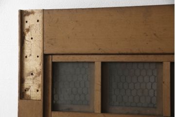 アンティーク建具　ヒノキ(檜)材　時を経た風合いが魅力的な升目(マス目)格子のくぐり戸1枚(きつね格子、狐格子、蔵戸、玄関戸、ガラス戸、引き戸)(R-066225)