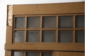 アンティーク建具　ヒノキ(檜)材　時を経た風合いが魅力的な升目(マス目)格子のくぐり戸1枚(きつね格子、狐格子、蔵戸、玄関戸、ガラス戸、引き戸)(R-066225)