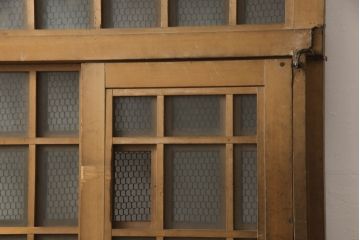 アンティーク建具　ヒノキ(檜)材　時を経た風合いが魅力的な升目(マス目)格子のくぐり戸1枚(きつね格子、狐格子、蔵戸、玄関戸、ガラス戸、引き戸)(R-066225)