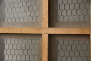 アンティーク建具　ヒノキ(檜)材　時を経た風合いが魅力的な升目(マス目)格子のくぐり戸1枚(きつね格子、狐格子、蔵戸、玄関戸、ガラス戸、引き戸)(R-066225)