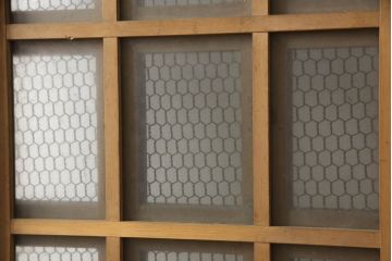 アンティーク建具　ヒノキ(檜)材　時を経た風合いが魅力的な升目(マス目)格子のくぐり戸1枚(きつね格子、狐格子、蔵戸、玄関戸、ガラス戸、引き戸)(R-066225)
