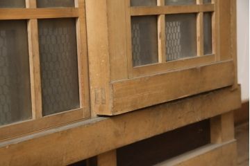 アンティーク建具　ヒノキ(檜)材　時を経た風合いが魅力的な升目(マス目)格子のくぐり戸1枚(きつね格子、狐格子、蔵戸、玄関戸、ガラス戸、引き戸)(R-066225)