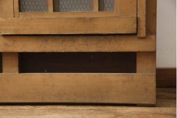 アンティーク建具　ヒノキ(檜)材　時を経た風合いが魅力的な升目(マス目)格子のくぐり戸1枚(きつね格子、狐格子、蔵戸、玄関戸、ガラス戸、引き戸)(R-066225)
