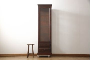 中古　美品　国産民芸家具　和・洋どちらのお部屋にも取り入れやすい!!シックな色合いの縦型ガラスケース(ショーケース、コレクションケース、飾り棚、戸棚、収納棚、キュリオケース)(R-066227)