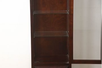 中古　美品　国産民芸家具　和・洋どちらのお部屋にも取り入れやすい!!シックな色合いの縦型ガラスケース(ショーケース、コレクションケース、飾り棚、戸棚、収納棚、キュリオケース)(R-066227)