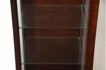 中古　美品　国産民芸家具　和・洋どちらのお部屋にも取り入れやすい!!シックな色合いの縦型ガラスケース(ショーケース、コレクションケース、飾り棚、戸棚、収納棚、キュリオケース)(R-066227)