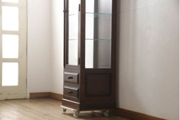 中古　美品　国産民芸家具　和・洋どちらのお部屋にも取り入れやすい!!シックな色合いの縦型ガラスケース(ショーケース、コレクションケース、飾り棚、戸棚、収納棚、キュリオケース)(R-066227)