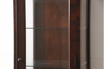 中古　美品　国産民芸家具　和・洋どちらのお部屋にも取り入れやすい!!シックな色合いの縦型ガラスケース(ショーケース、コレクションケース、飾り棚、戸棚、収納棚、キュリオケース)(R-066227)
