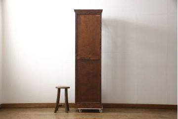 中古　美品　国産民芸家具　和・洋どちらのお部屋にも取り入れやすい!!シックな色合いの縦型ガラスケース(ショーケース、コレクションケース、飾り棚、戸棚、収納棚、キュリオケース)(R-066227)