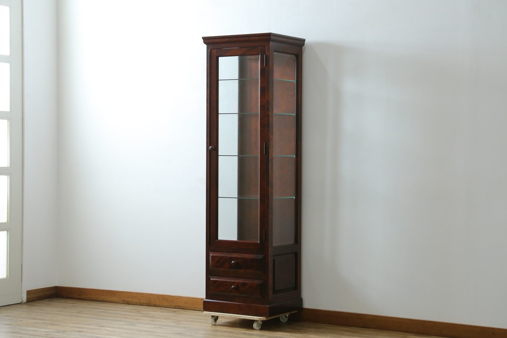 中古　美品　国産民芸家具　和・洋どちらのお部屋にも取り入れやすい!!シックな色合いの縦型ガラスケース　(R-066227)