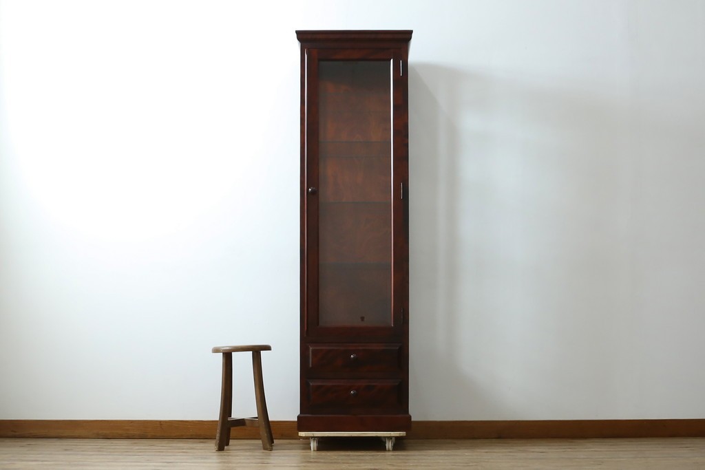 中古　美品　国産民芸家具　和・洋どちらのお部屋にも取り入れやすい!!シックな色合いの縦型ガラスケース　(R-066227)