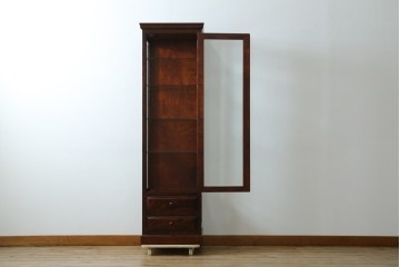 中古　美品　国産民芸家具　和・洋どちらのお部屋にも取り入れやすい!!シックな色合いの縦型ガラスケース　(R-066227)