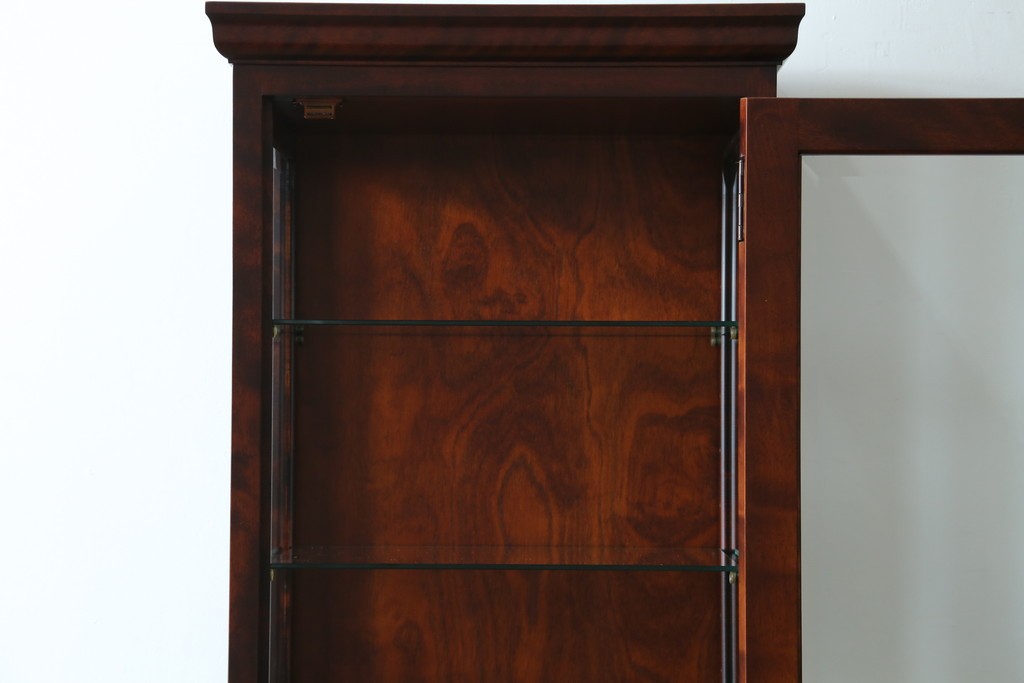 中古　美品　国産民芸家具　和・洋どちらのお部屋にも取り入れやすい!!シックな色合いの縦型ガラスケース　(R-066227)