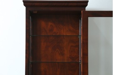 中古　美品　国産民芸家具　和・洋どちらのお部屋にも取り入れやすい!!シックな色合いの縦型ガラスケース　(R-066227)