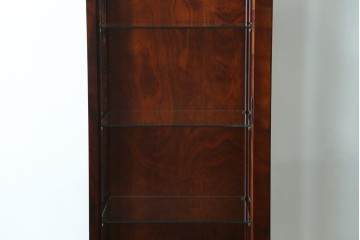 中古　美品　国産民芸家具　和・洋どちらのお部屋にも取り入れやすい!!シックな色合いの縦型ガラスケース　(R-066227)