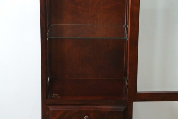 中古　美品　国産民芸家具　和・洋どちらのお部屋にも取り入れやすい!!シックな色合いの縦型ガラスケース　(R-066227)