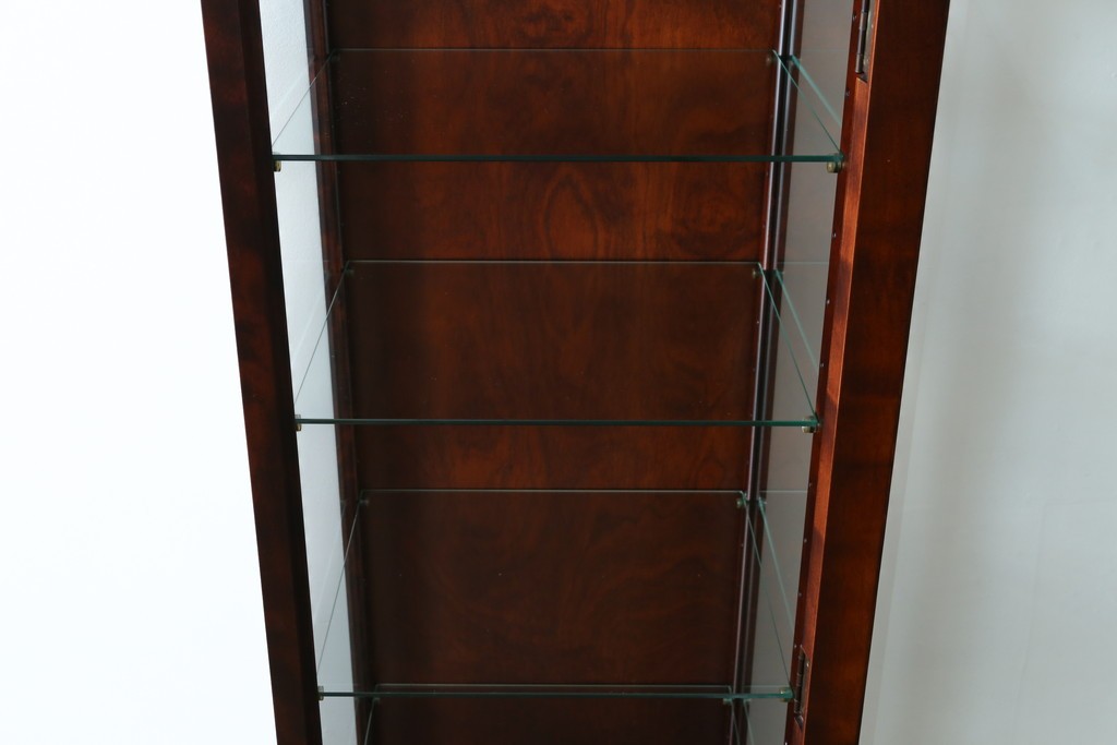 中古　美品　国産民芸家具　和・洋どちらのお部屋にも取り入れやすい!!シックな色合いの縦型ガラスケース　(R-066227)