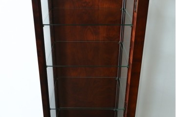 中古　美品　国産民芸家具　和・洋どちらのお部屋にも取り入れやすい!!シックな色合いの縦型ガラスケース　(R-066227)