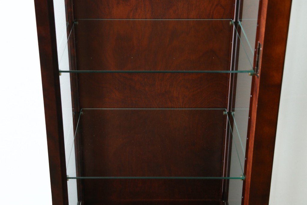 中古　美品　国産民芸家具　和・洋どちらのお部屋にも取り入れやすい!!シックな色合いの縦型ガラスケース　(R-066227)