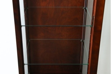 中古　美品　国産民芸家具　和・洋どちらのお部屋にも取り入れやすい!!シックな色合いの縦型ガラスケース　(R-066227)