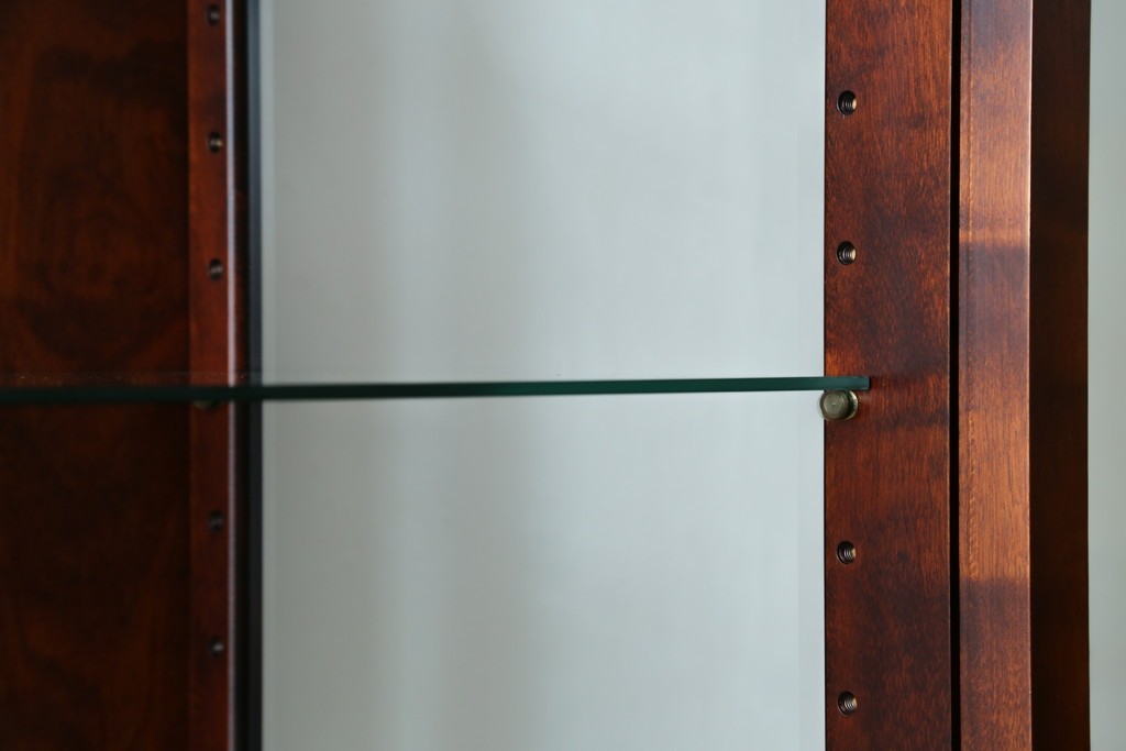 中古　美品　国産民芸家具　和・洋どちらのお部屋にも取り入れやすい!!シックな色合いの縦型ガラスケース　(R-066227)